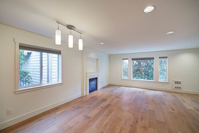 Building Photo - 2Bd/1.5Ba Seattle Townhouse