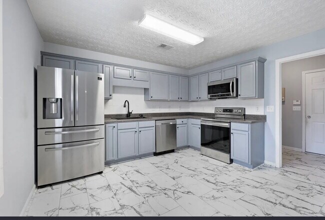 Building Photo - "Charming 3-Bed Townhouse with Hardwood Fl...