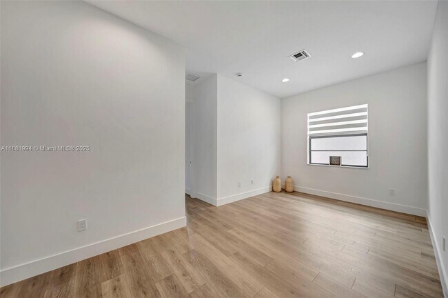 Building Photo - 1454 NW 23rd Ave