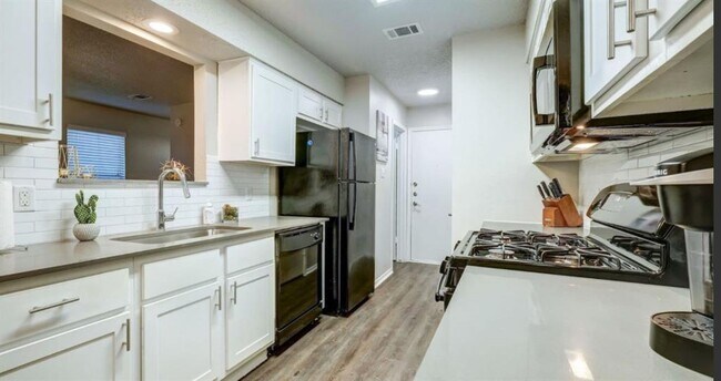 Building Photo - 1338 Christopher Ave