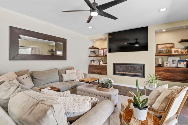 Building Photo - Stunning home located is sought after Northgate!