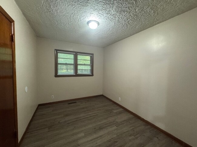 Building Photo - Cute 3 Bedroom Home Available Now