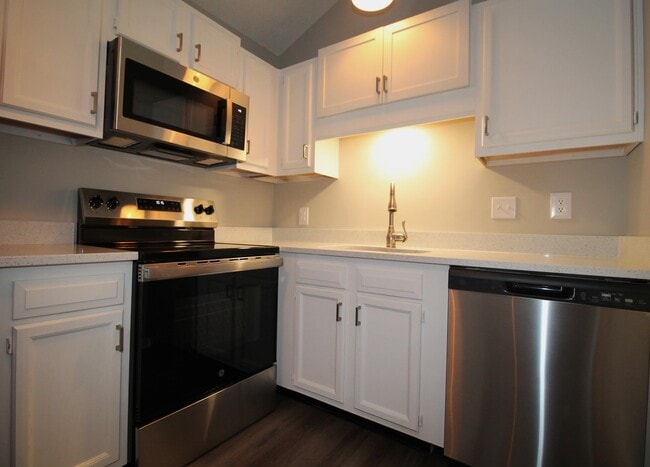 Building Photo - 414 Lakeview Dr