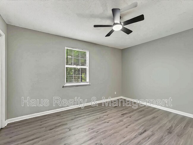 Building Photo - 114 Cunningham Pl