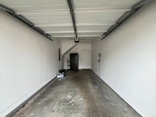 Building Photo - Expansive 3/3 Available Now!