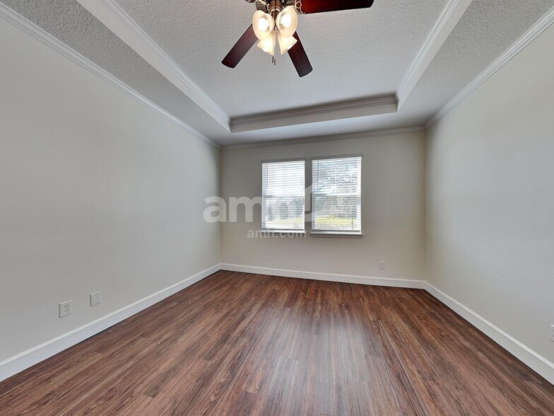 Building Photo - 2433 S Park Ave