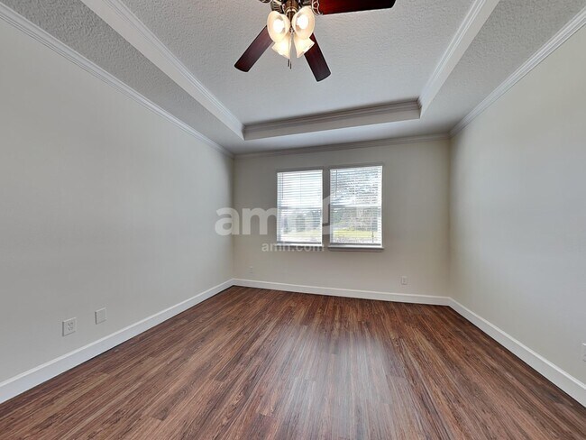 Building Photo - 2433 S Park Ave