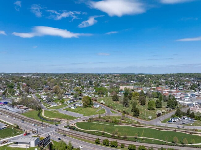 Building Photo - 220 Highland Ave