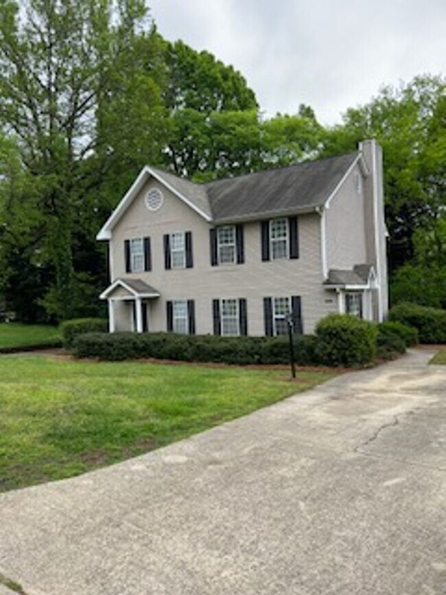 Building Photo - 826 Selwyn Place Rd