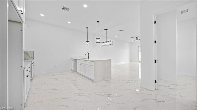 Building Photo - 1009 NE 15th Ln