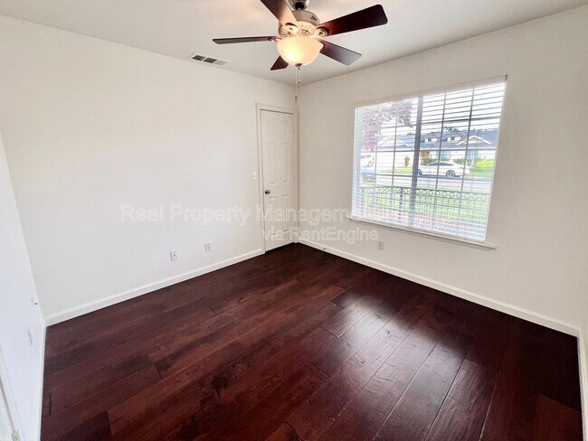 Building Photo - 6535 N Vista Ave