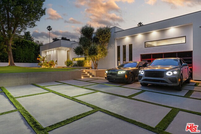 Building Photo - 20141 Wells Dr
