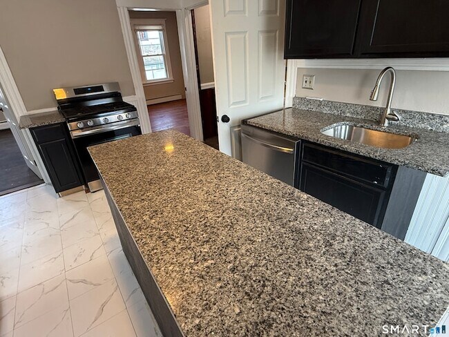 Building Photo - 154 Daly Ave