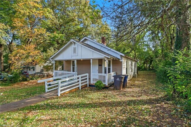 Building Photo - 2051 Bloomfield Dr
