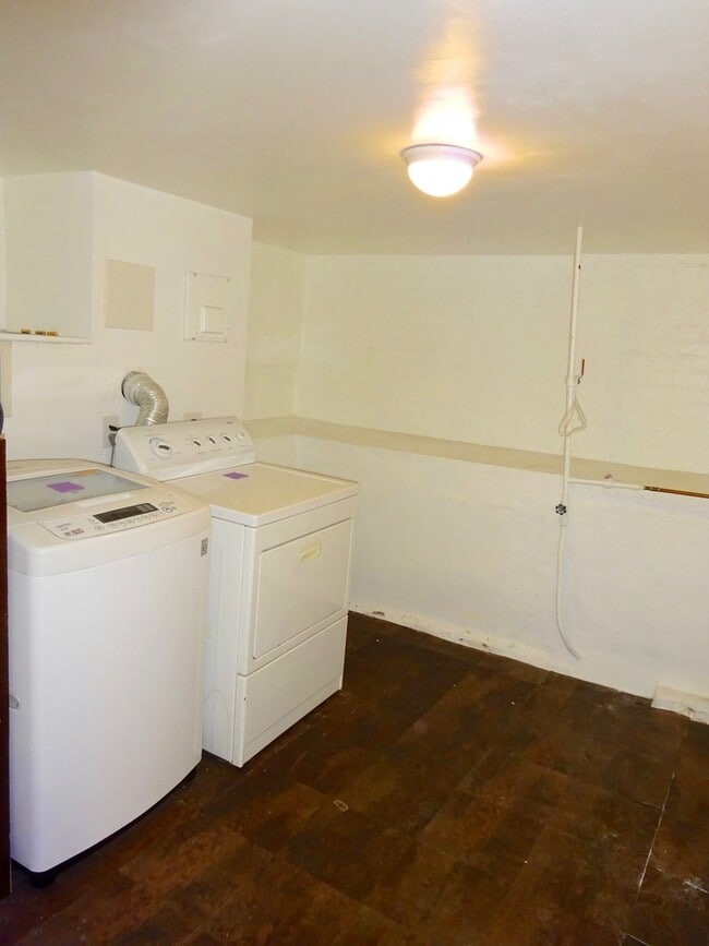 Building Photo - Bright and Charming Sunnyside Bungalow