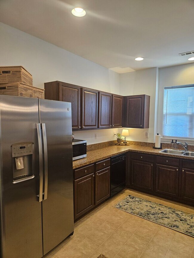 Building Photo - 142 Silverspring Pl