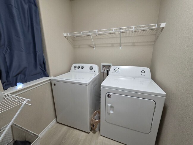 Building Photo - Gorgeous 4 Bed 3 bath Home In Lorson Ranch!!