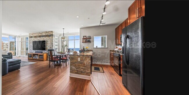 Building Photo - 1550 E Royall Pl