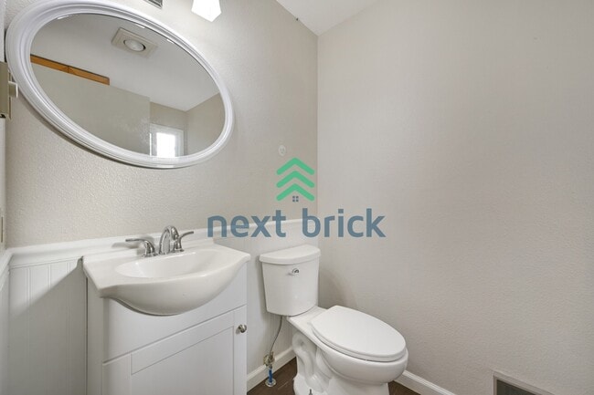 Building Photo - A Cozy 3 Bedroom and 2.5 Bathroom Property