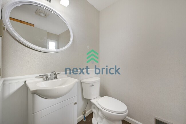 Building Photo - A Cozy 3 Bedroom and 2.5 Bathroom Property