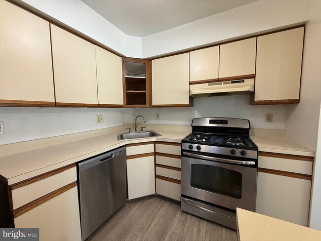Building Photo - 343 Brookdale Blvd
