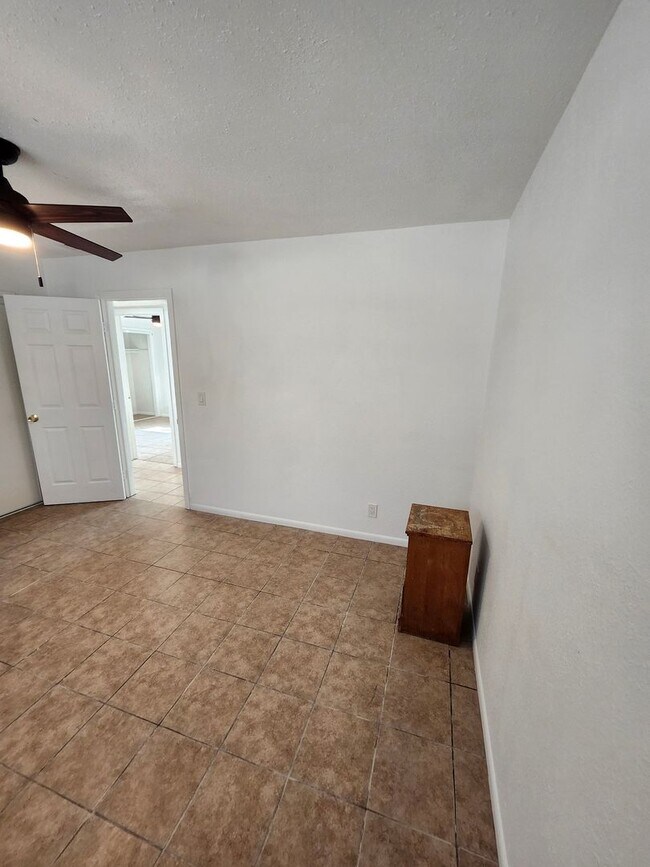Building Photo - M-Muir Ave (triplex)