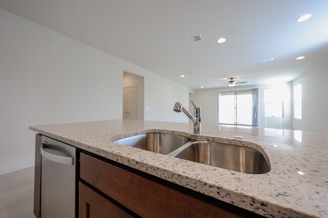 Building Photo - 3 bedroom + Den in Asante community