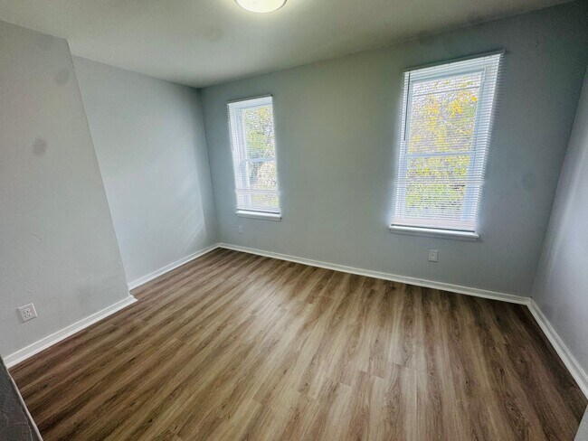 Building Photo - 946 Farson St