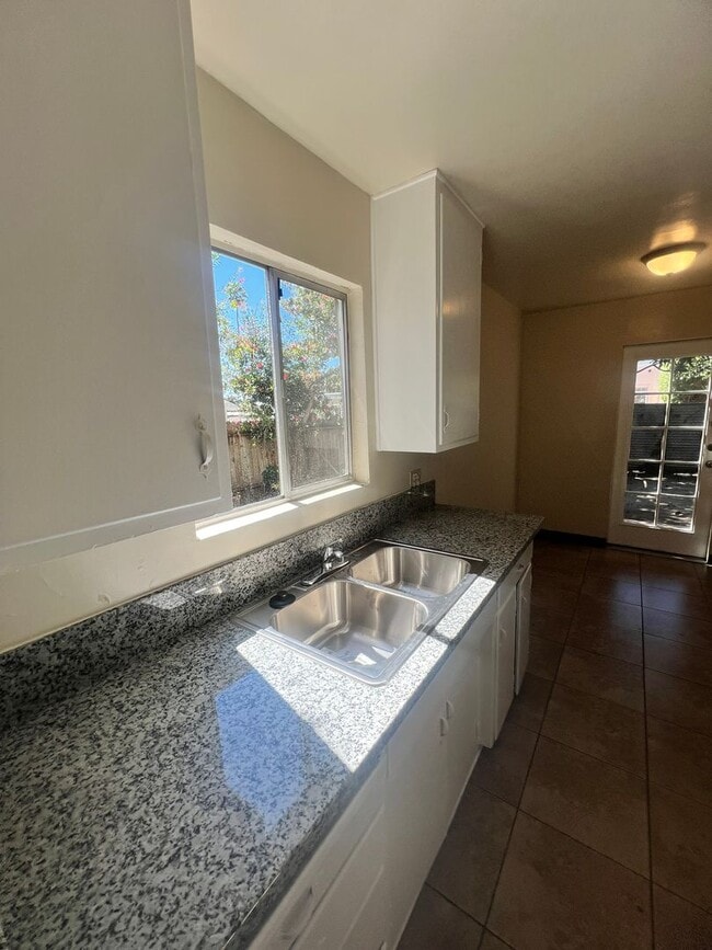 Building Photo - Midtown Ventura - Single story, three bedroom, two bath apartment