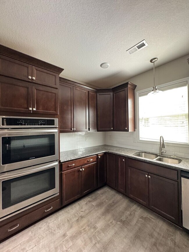 Building Photo - Spacious 4 Bed 3 Bath Home with Fenced Yard