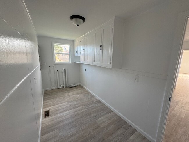 Building Photo - Large Home in Newport!