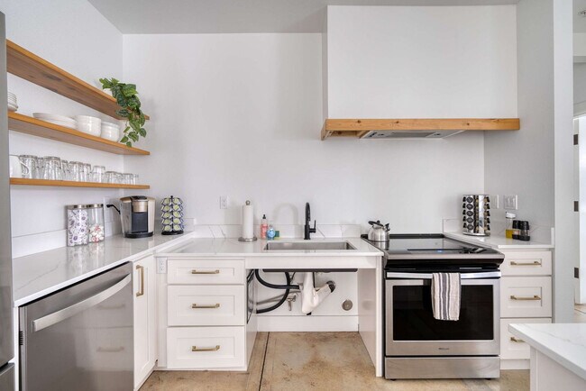 Building Photo - 4980 N Vancouver Ave