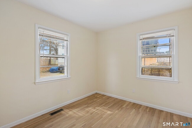 Building Photo - 17 Artic St