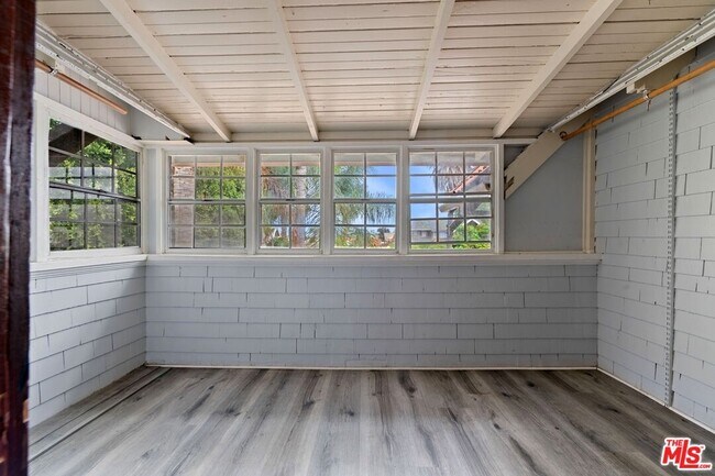 Building Photo - 1750 W 49th St