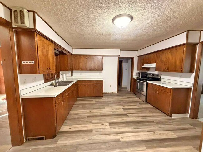 Building Photo - 2130 S Riverside Dr