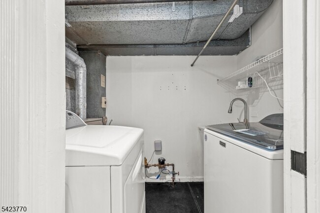 Building Photo - 27 Meadowview Rd