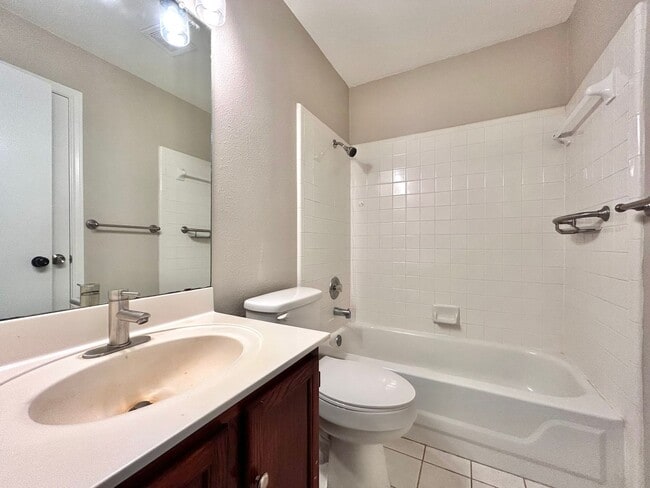 Building Photo - 3/BR 2/BA Home with Natural Light, Big Bac...