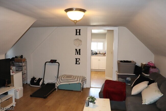 Building Photo - 327 Valley St