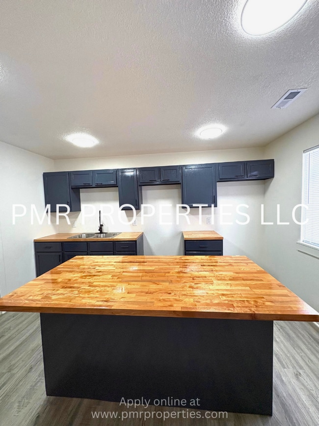 Building Photo - 3 Bedrooms/2 Bathroom House