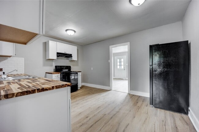 Building Photo - Freshly Updated House