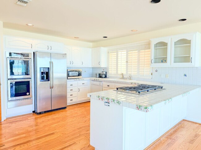 Building Photo - Stunning Oceanfront 3 Bed 3 Bed | Hollywoo...