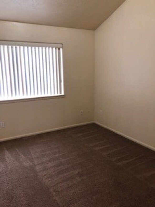 Building Photo - 2609 S Cloverleaf Loop