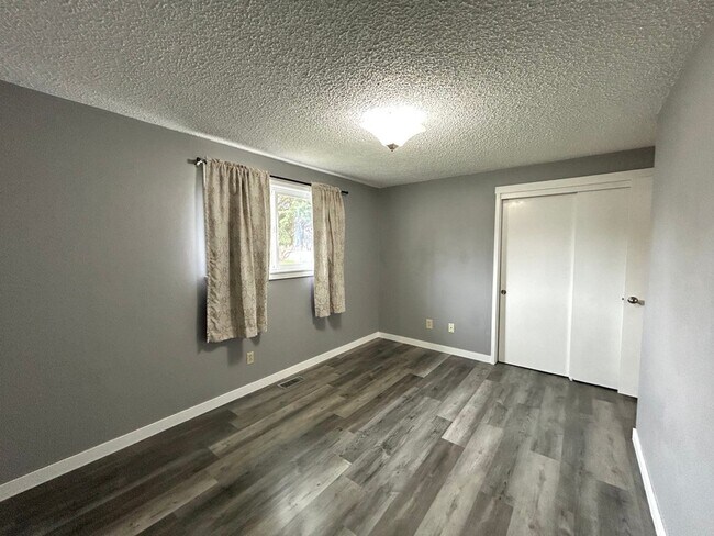 Building Photo - Charming 4 Bedroom Home with Fully Fenced Yard