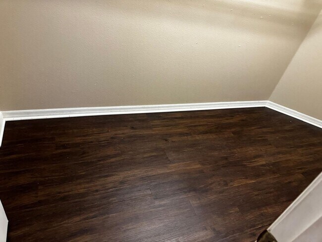 Building Photo - Upscale 3 bedroom 2 bathroom in Gated Comm...