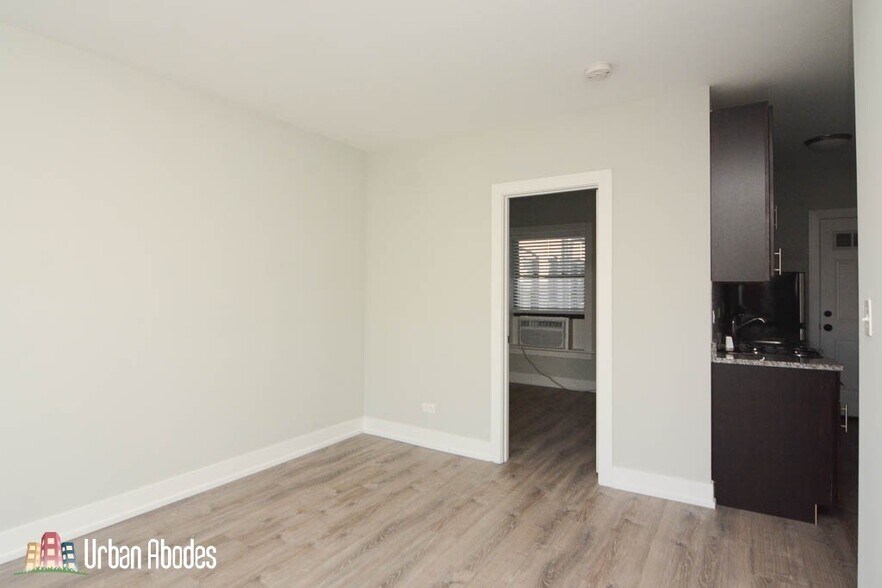 Building Photo - 709 W Brompton Ave