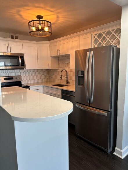 Building Photo - 2650 N Lakeview Ave