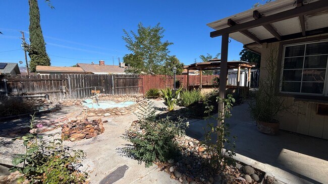 Building Photo - Three Bedroom, Two Bathroom Home in East H...