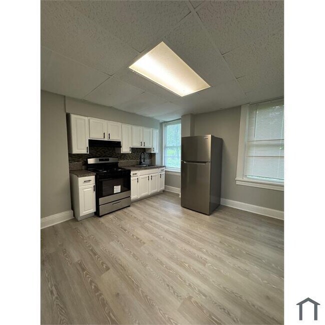 Building Photo - 3 Bedroom Rehabbed home