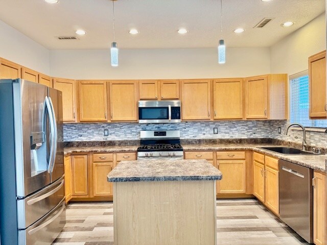 Building Photo - 1199 Mirador Loop N E