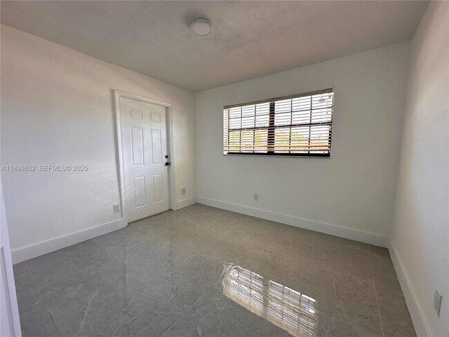 Building Photo - 3952 SW 136th Ave